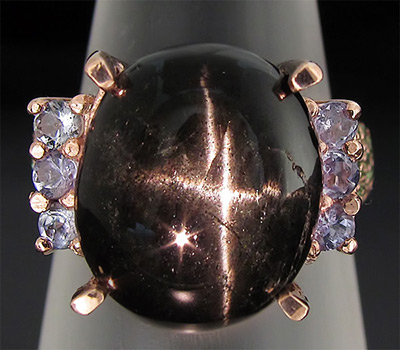 Высокое кольцо из коллекции "Mia" со звездчатым диопсидом, танзанитами и цаворитами