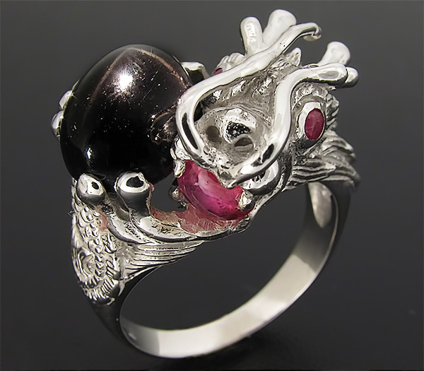 Кольцо "Дракон" со звездчатым диопсидом и сапфирами