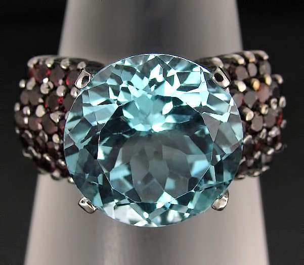 Кольцо с чистейшим топазом и гранатами