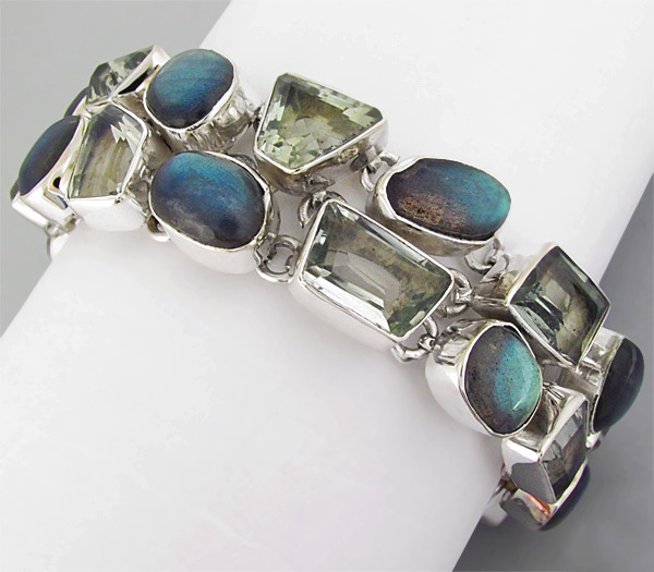 Браслет с лабрадоритами и зелеными аметистами