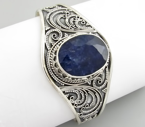 Черненый браслет с крупным синим сапфиром