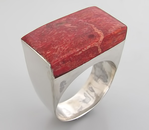 Стильное кольцо с кораллом