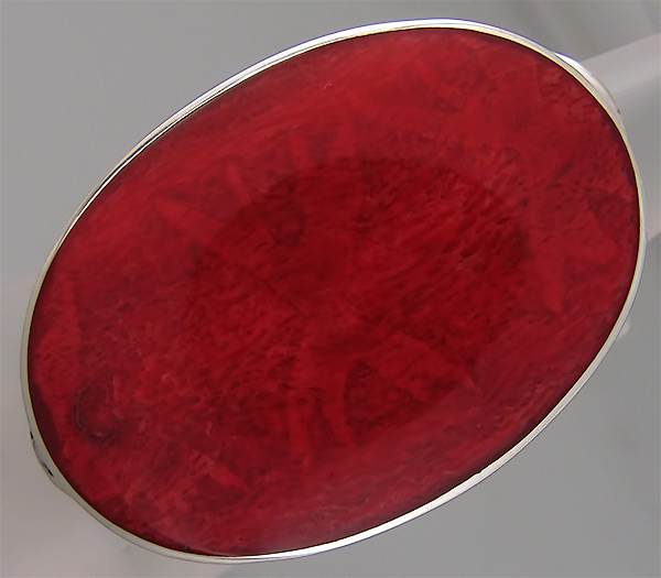 Кольцо с ярко-красным кораллом