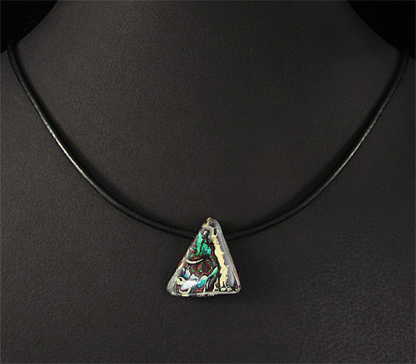 Австралийский болдер опал 22,75 карат на шнуре