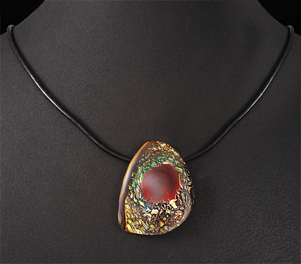 Австралийский болдер опал 50,45 карат на шнуре