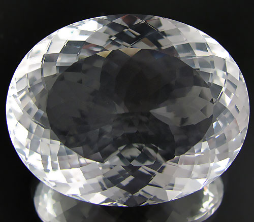 Крупный бесцветный топаз 108,8 карат