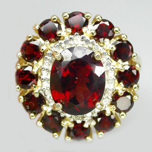 Великолепное кольцо из коллекции "Mia" с гранатами