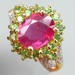 Кольцо из коллекции "Mia" с ярким розовым сапфиром и цаворитами