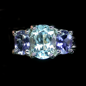 Изящное кольцо с топазом и иолитами