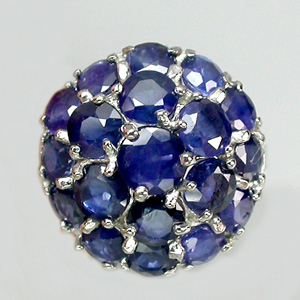 Эффектное кольцо с синими сапфирами