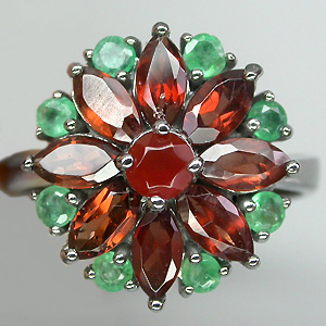 Яркое кольцо с корнелианом, гранатами и изумрудами