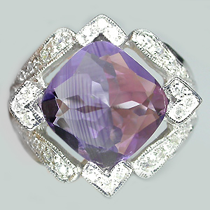 Замечательное кольцо с аметистом эффектной огранки