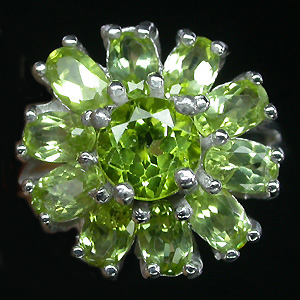 Яркое кольцо с перидотами