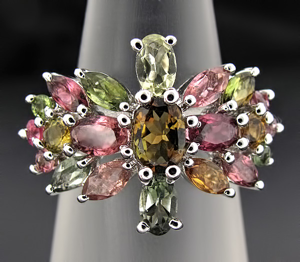 Прелестное кольцо с разноцветными турмалинами