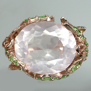 Замечательное кольцо с розовым кварцем, цаворитами гранатами и сапфирами