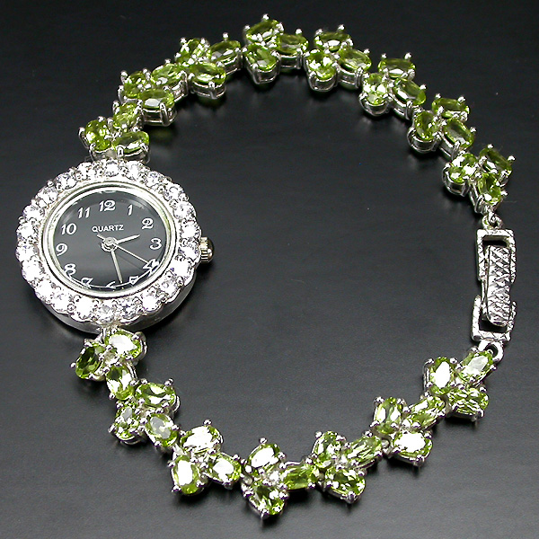 Часы с браслетом, инкрустированном перидотами