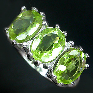 Стильное кольцо с яркими перидотами