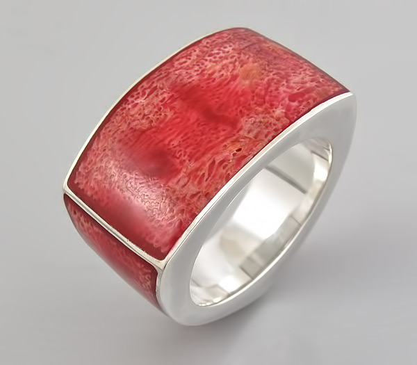 Оригинальное кольцо с кораллами