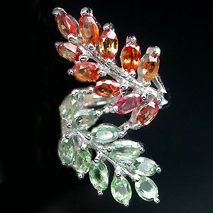 Великолепное кольцо с оранжевыми и зелеными сапфирами