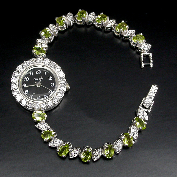 Часы на браслете из перидотов