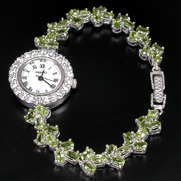 Часы на браслете с перидотами