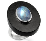 Кольцо с лунным камнем на площадке из дерева венге Серебро 925