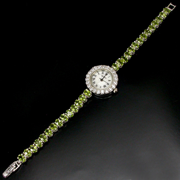 Часы на браслете из перидотов