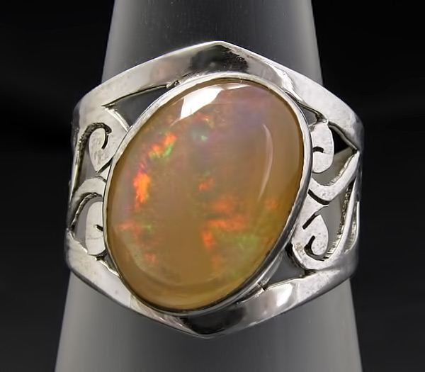 Кольцо с крупным мексиканским кристаллическим опалом