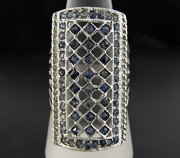 Крупное кольцо с синими сапфирами