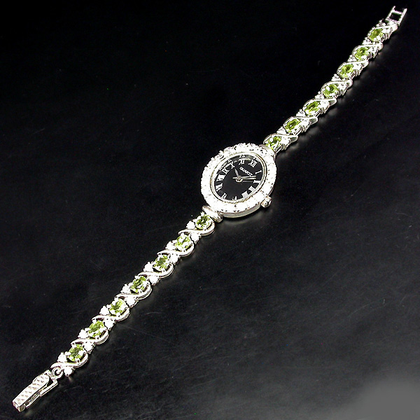 Часы на браслете из перидотов