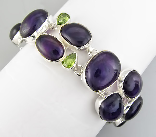 Браслет со сливовыми аметистами и перидотами