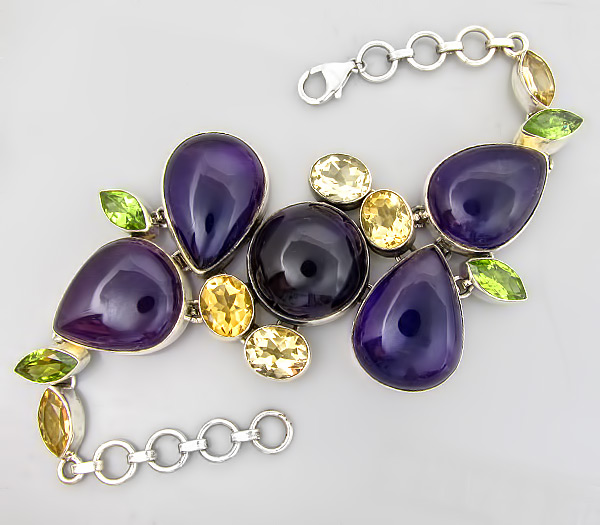 Браслет с крупными сливовыми аметистами, цитринами и перидотами