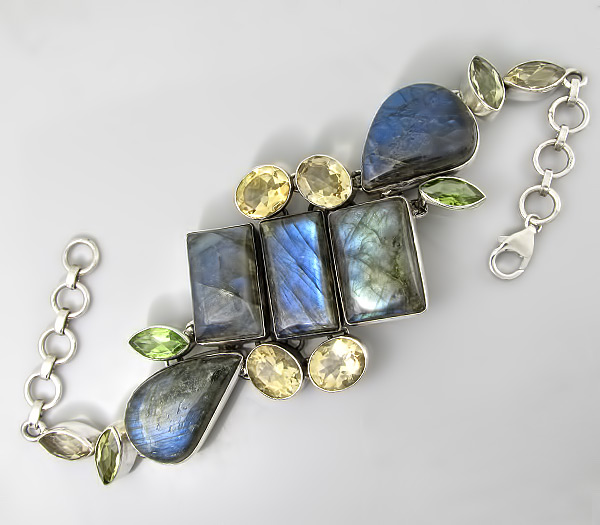 Браслет с лабрадоритами, цитринами и перидотами