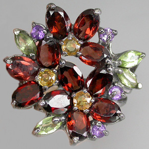 Яркое кольцо с гранатами, перидотами, аметистами и сапфирами