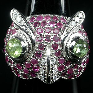 Кольцо "Сова" с кабошонами перидотов и сапфирами