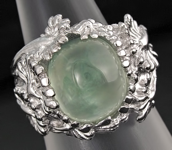 Крупное кольцо с кабошоном пренита