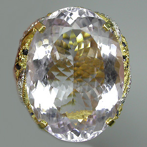 Массивное кольцо с крупным розовым аметистом, сапфирами и бесцветными топазами