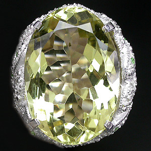 Массивное кольцо с крупным цитрином, цаворитами и бесцветными топазами