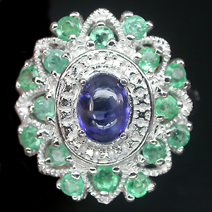 Роскошное кольцо с синим сапфиром и изумрудами