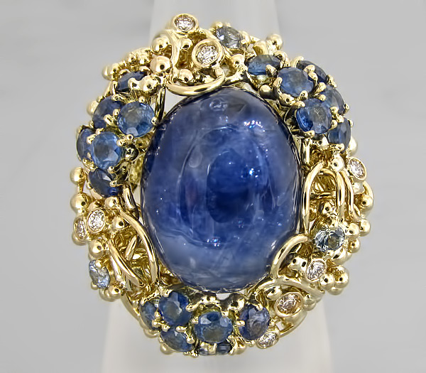 Массивное кольцо с крупным кабошоном синего сапфира и бриллиантами