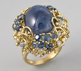 Массивное кольцо с крупным кабошоном синего сапфира и бриллиантами Золото