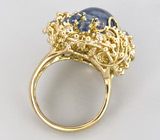 Массивное кольцо с крупным кабошоном синего сапфира и бриллиантами Золото