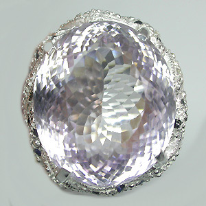 Массивное кольцо с крупным розовым аметистом, сапфирами и топазами