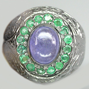 Эффектное кольцо  с танзанитом и изумрудами