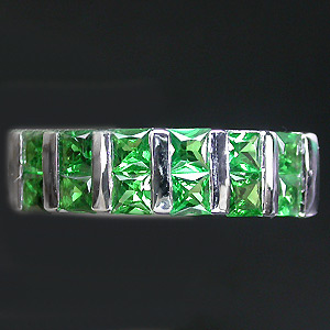 Яркое кольцо с цаворитами