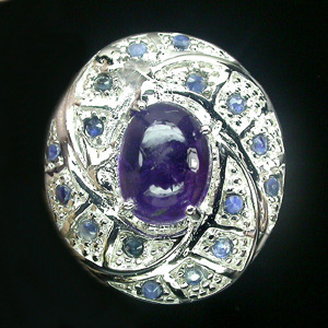 Кольцо со сливовым аметистом и синими сапфирами