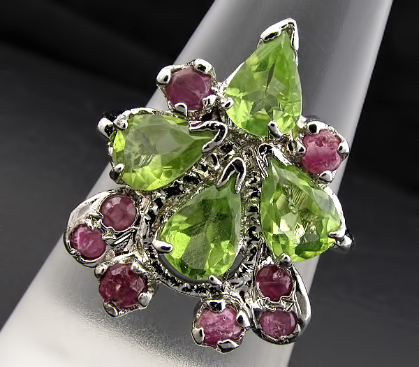 Кольцо с перидотами и сапфирами