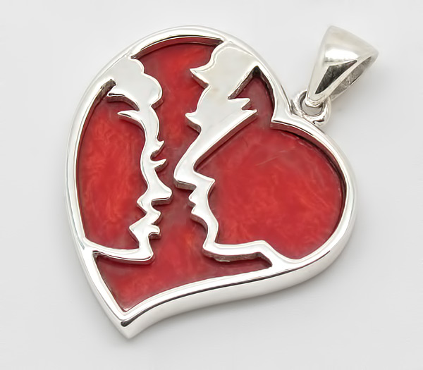 Двусторонний кулон с кораллом