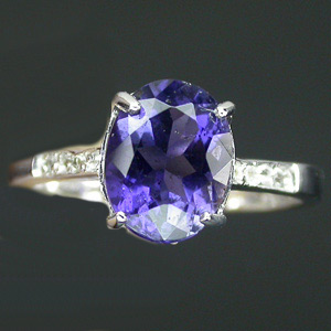 Элегантное кольцо с превосходным иолитом и бесцветными топазами