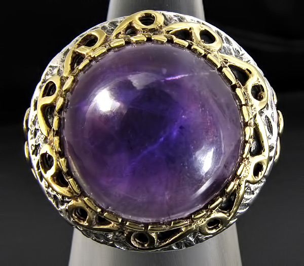 Массивное кольцо с крупным кабошоном сливового аметиста